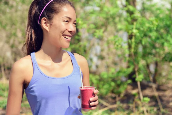 Mujer bebiendo batido de frutas —  Fotos de Stock