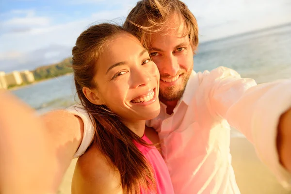 Coppia prendendo divertente selfie durante l'estate — Foto Stock