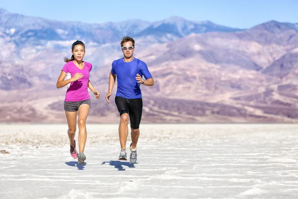 Couple jogging contre les montagnes — Photo