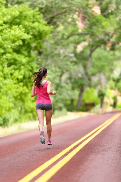 Corredor femenino entrenamiento al aire libre — Foto de Stock