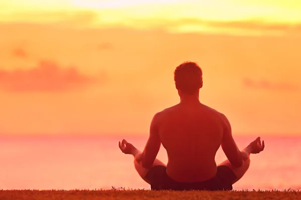 Hombre meditando en posición de loto —  Fotos de Stock