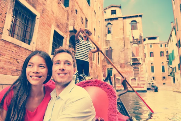 Casal navegando em gondole — Fotografia de Stock