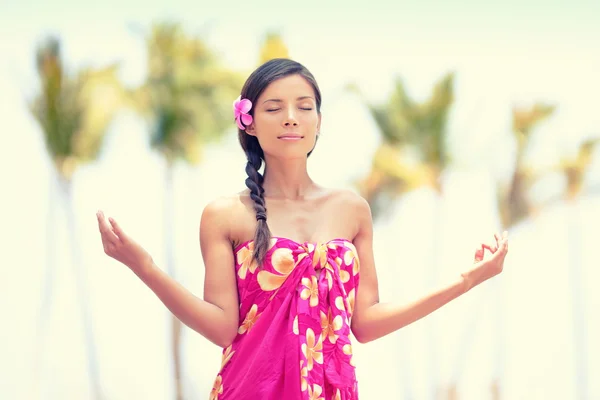 Mujer meditando en la playa de palmeras hawaiana —  Fotos de Stock