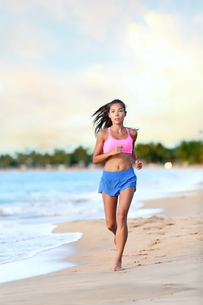 Femme jogging sur la plage — Photo