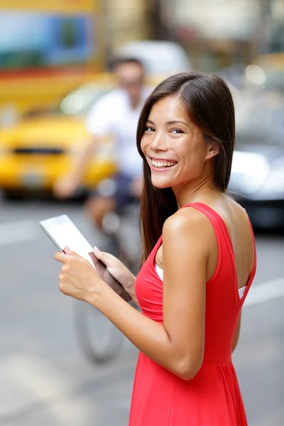 Mujer sosteniendo tableta — Foto de Stock