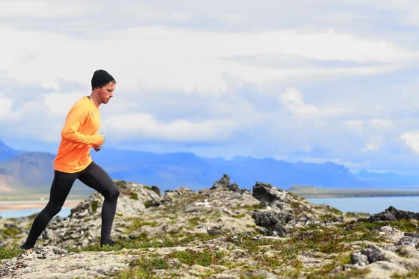 Entraînement de coureur masculin à l'extérieur — Photo