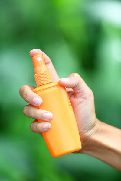 Woman spraying insect repellent for skin — Stock fotografie