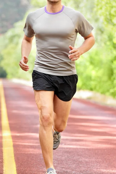 Hombre corriendo por el camino del campo — Foto de Stock