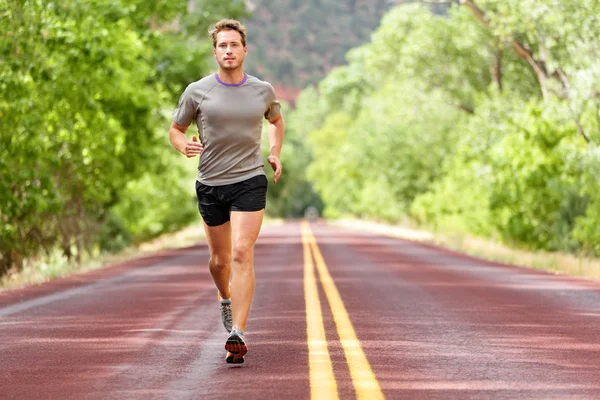 Uomo che corre su strada — Foto Stock