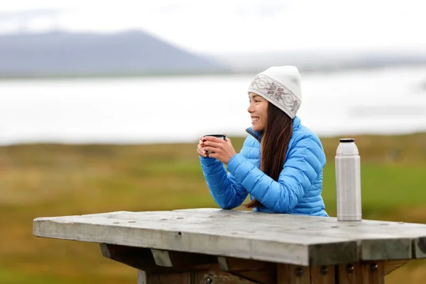 Kvinna utomhus kaffedrickande — Stockfoto