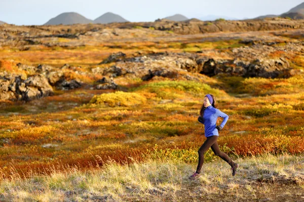 Femme courant dans un paysage de montagne — Photo