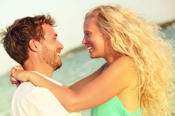 Couple in love kissing at beach Royalty Free Stock Photos