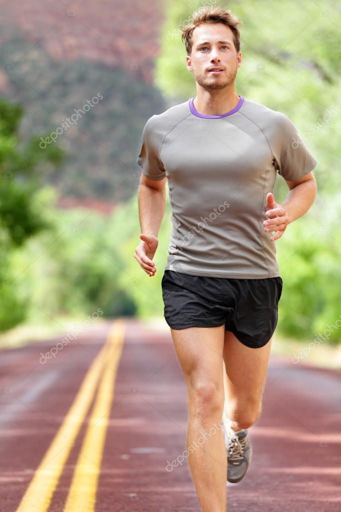 Homem correndo na estrada fotos, imagens de © Maridav #97354148