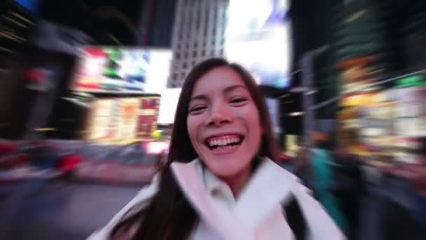 Женщина делает автопортрет видео в Нью-Йорке — стоковое видео