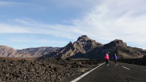 Femmes jogging sur la route de montagne — Video