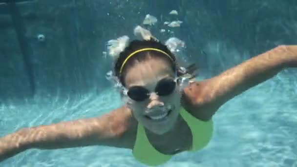 Mujer nadando bajo el agua en la piscina — Vídeos de Stock