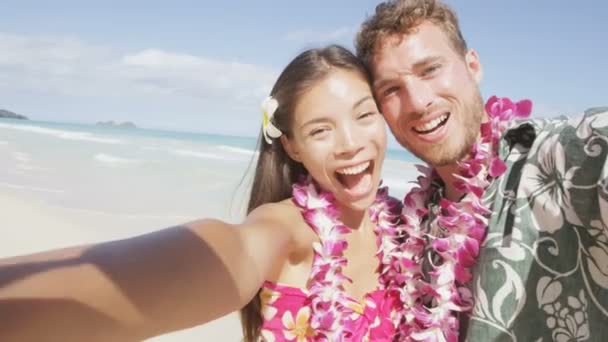 Ζευγάρι στην παραλία λήψη φωτογραφία selfie — Αρχείο Βίντεο