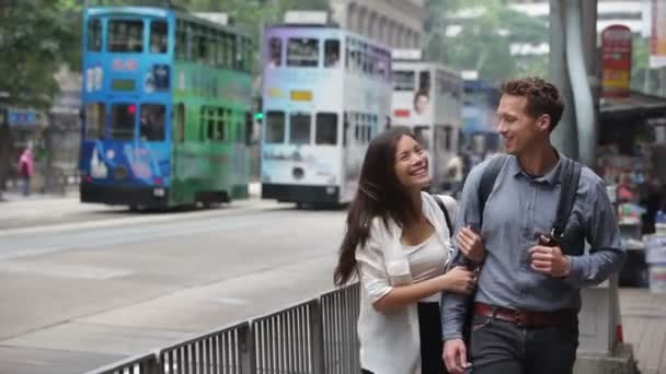 Människor som vandrar i centrala trafikerad väg — Stockvideo