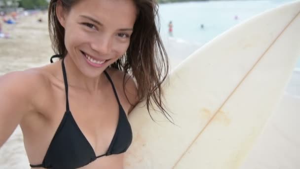 Mulher de biquíni carregando prancha de surf — Vídeo de Stock