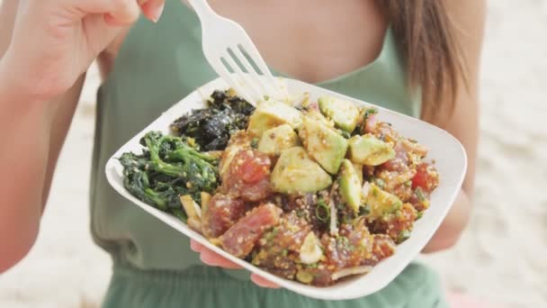 Woman holding poke salad plate — Stok video