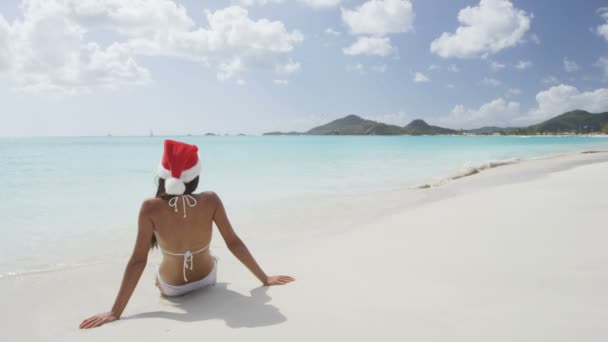 Mujer de Navidad en la playa de invierno — Vídeos de Stock