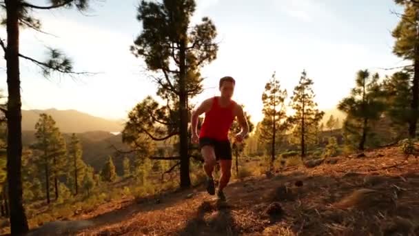 Young man jogging on hill — ストック動画