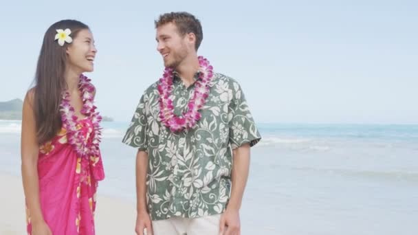 Pareja hablando mientras de pie en la playa — Vídeo de stock