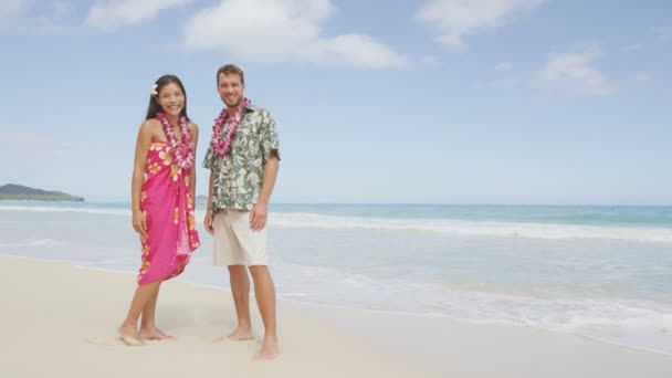 Παραλία ζευγάρι σε Aloha χαβανέζικο πουκάμισο — Αρχείο Βίντεο