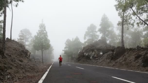 Mannelijke atleet hardlopen — Stockvideo