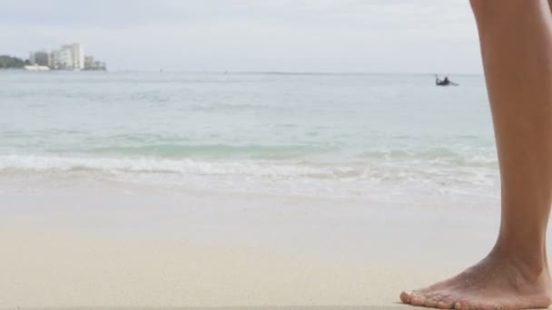 Mujer corriendo en la orilla del mar mojado — Vídeos de Stock