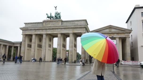 Vrouw aan het Brandenburger Tor — Stockvideo