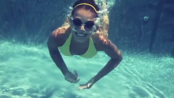 Young woman swimming in pool — Stock Video