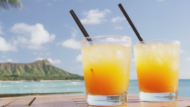 Dranken cocktails op tropisch strand — Stockvideo