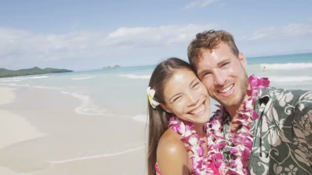 Ζευγάρι σε αγάπη στην παραλία παίρνοντας selfie — Αρχείο Βίντεο