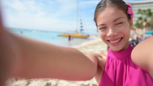 Chica asiática en la playa de Waikiki en Honolulu — Vídeos de Stock