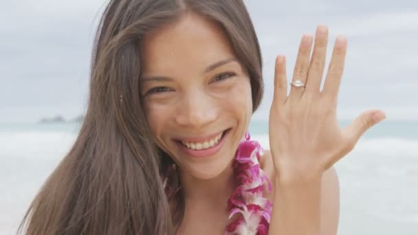 Woman on beach showing ring — Stock video