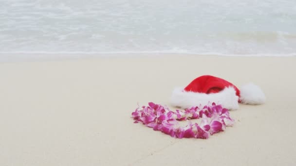 Sombrero de Santa para Navidad y Lei en arena — Vídeo de stock