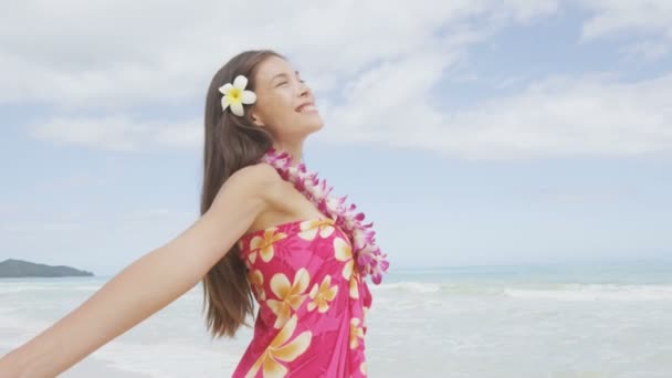 Женщина отдыхает на гавайском пляже — стоковое видео