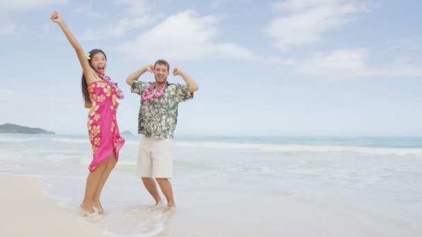 Pareja ganadora en playa de Hawaii — Vídeos de Stock