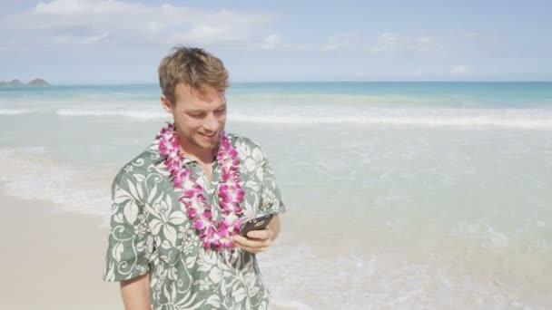 Mann telefoniert am Strand mit Smartphone — Stockvideo