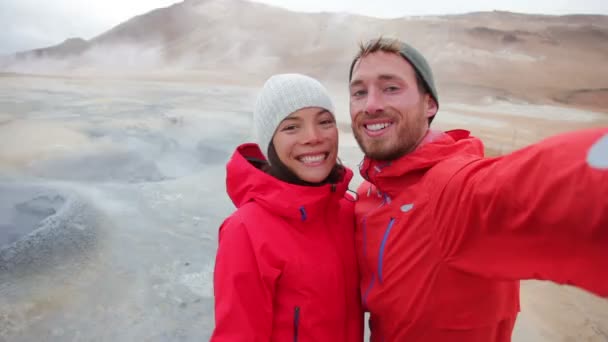 Touristen-Paar macht Selfie-Foto — Stockvideo