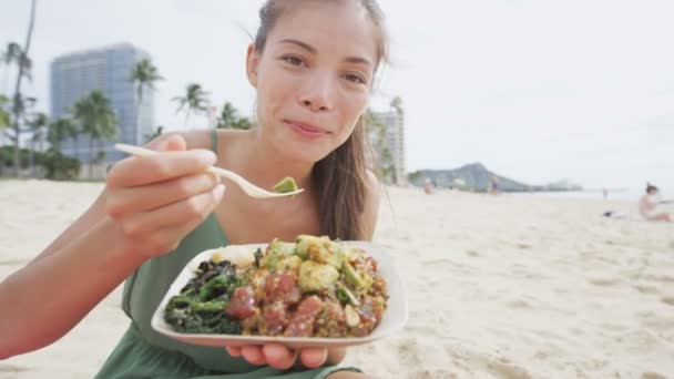 Woman eating traditional Hawaiian food — стокове відео