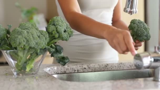 Woman hands preparing healthy food — Stock Video