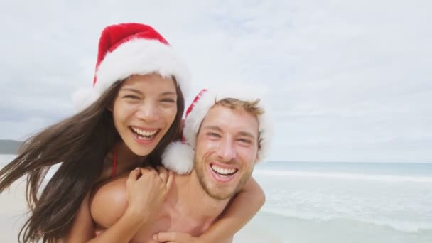 Casal em férias na praia — Vídeo de Stock