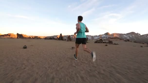 Male runner training — Stock Video