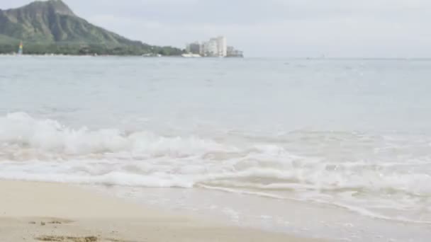 海沿いに走っている女性 — ストック動画