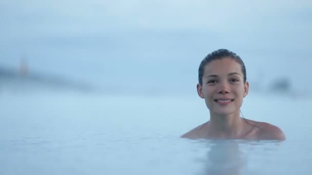 Woman relaxing in hot spring pool — Stock Video