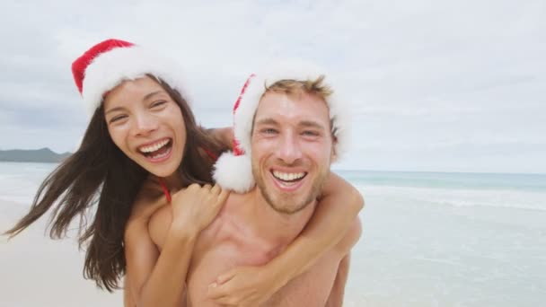 Casal se divertindo na praia — Vídeo de Stock