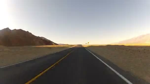 Conduce rápido por un camino rural — Vídeo de stock