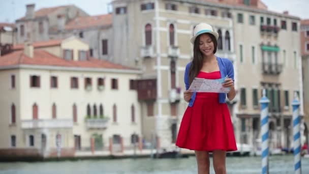 Mujer con cámara y mapa en Venecia — Vídeo de stock